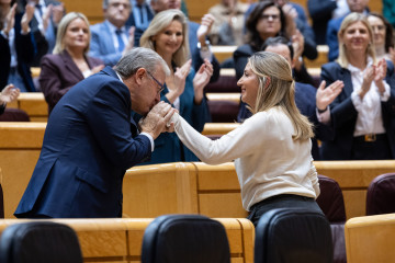 El senador del PP Antonio Silván besa en la mano a la portavoz del PP en el Senado, Alicia García, durante una sesión de control al Gobierno, en el Senado, a 16 de diciembre de 2025, en Madrid (Esp