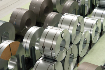 Archivo - Rollos de acero en una fábrica.