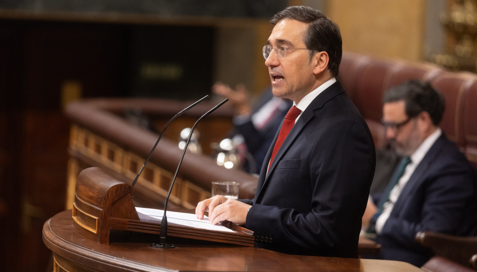 El ministro de Asuntos Exteriores, Cooperación y Unión Europea, José Manuel Albares, interviene durante una sesión plenaria extraordinaria, en el Congreso de los Diputados