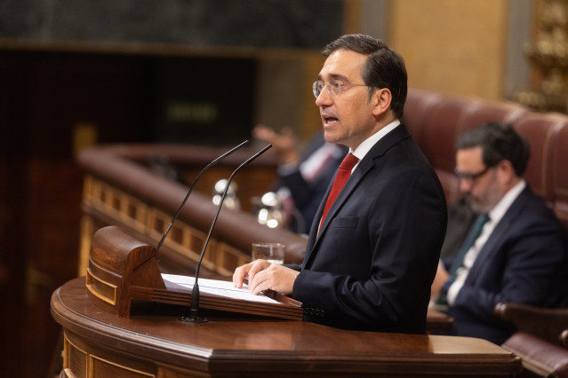 El ministro de Asuntos Exteriores, Cooperación y Unión Europea, José Manuel Albares, interviene durante una sesión plenaria extraordinaria, en el Congreso de los Diputados
