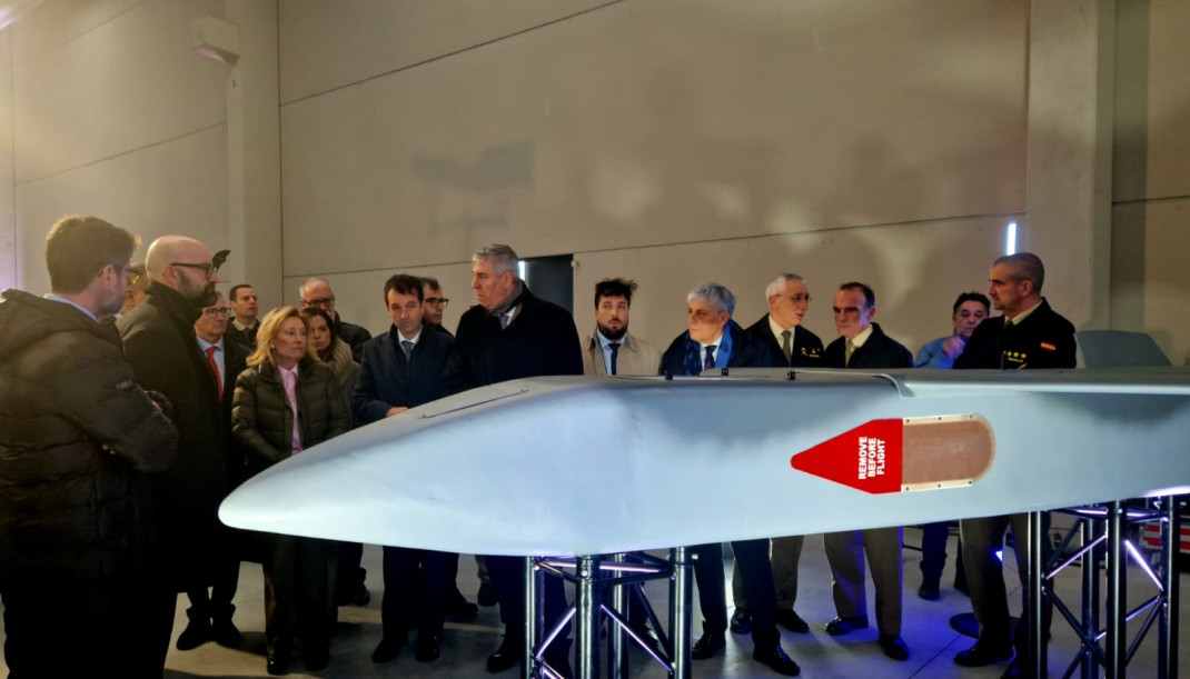 La secretaria de Estado de Defensa, Amparo Valcarce, visita la futura fábrica de drones de Indra Group en Villadangos del Páramo (León), junto a representantes de la compañía, de formaciones pol�