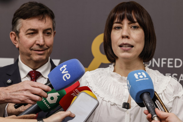 El presidente de la CEV, Vicente Lafuente y la ministra de Ciencia y Universidades y secretaria general del PSPV-PSOE, Diana Morant, declaran ante los medios tras una reunión