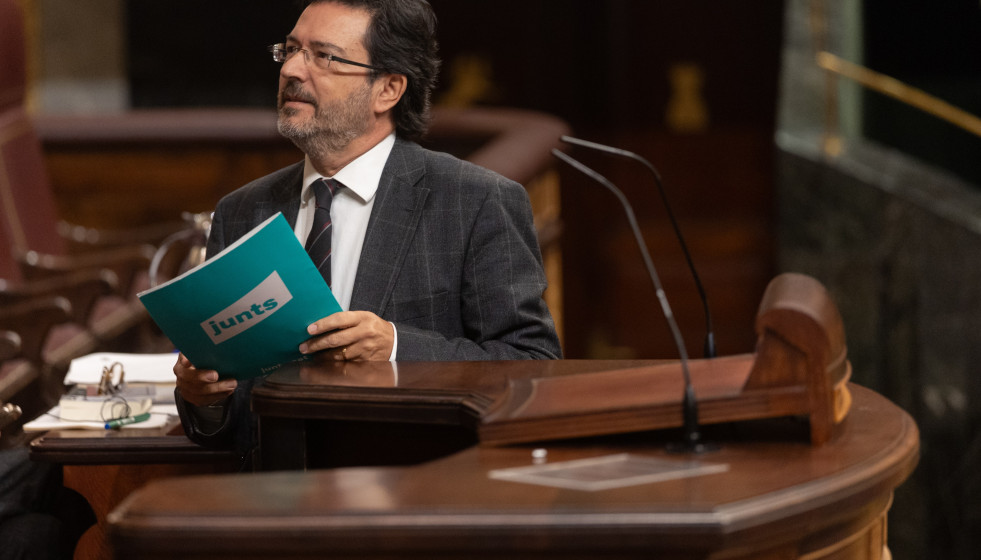 Archivo - El diputado de Junts Isidre Gavin interviene durante una sesión plenaria en el Congreso de los Diputados, a 12 de febrero de 2025, en Madrid (España).