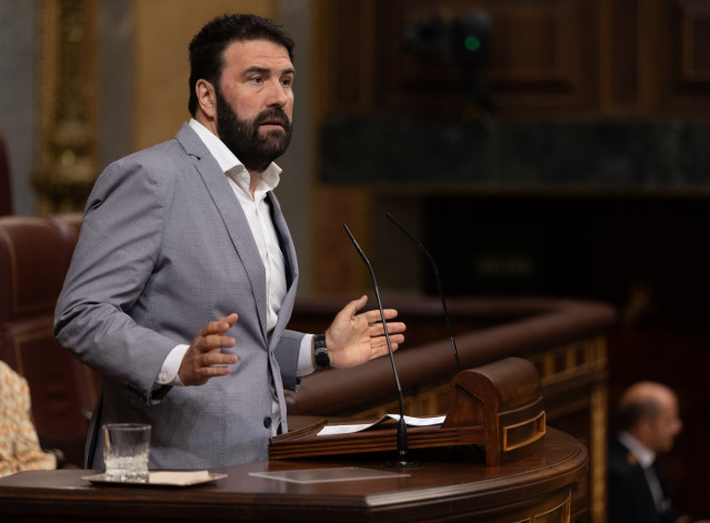 Archivo - El diputado de EH Bildu Jon Iñarritu durante una sesión plenaria extraordinaria, en el Congreso de los Diputados, a 22 de julio de 2025, en Madrid (España).