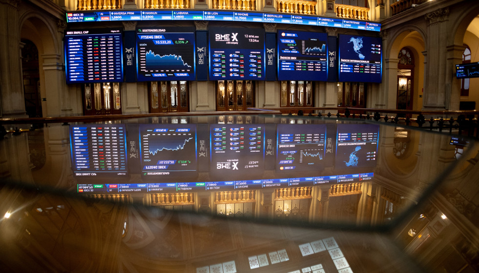 Archivo - Un panel del Ibex 35, en el Palacio de la Bolsa, a 12 de enero de 2024, en Madrid (España).