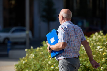 Archivo - Un señor mayor camina por una calle de Madrid, a 28 de agosto de 2024, en Madrid (España).