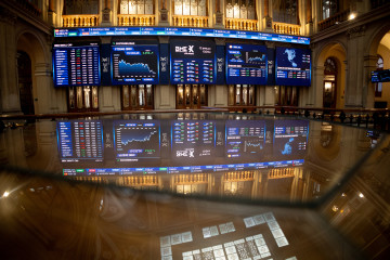 Archivo - Un panel del Ibex 35, en el Palacio de la Bolsa, a 12 de enero de 2024, en Madrid (España).