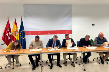 El consejero de Medio Ambiente, Agricultura e Interior de la Comunidad de Madrid, Carlos Novillo, firma un acuerdo con los representantes de las principales asociaciones del sector primario madrileño