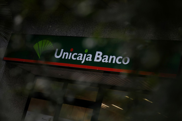 Archivo - Vista del logo de Unicaja Banco tras anunciar un beneficio de 285 millones hasta septiembre, un 4,9% más, a 30 de octubre de 2023, en Madrid (España).