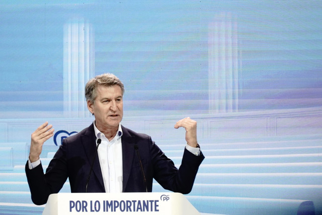 El presidente del Partido Popular, Alberto Núñez Feijóo, interviene durante el acto de clausura de la 28 Interparlamentaria del PP, en el Palexco, a 11 de enero de 2026, en A Coruña, Galicia (España). Bajo el lema 'Por lo importante', los populares han di