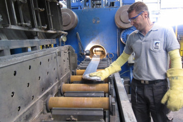 Archivo - Operario industrial