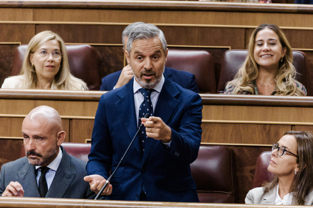 Archivo - El vicesecretario de Hacienda, Vivienda e Infraestructuras del PP y diputado del PP, Juan Bravo, interviene durante un pleno en el Congreso de los Diputados.
