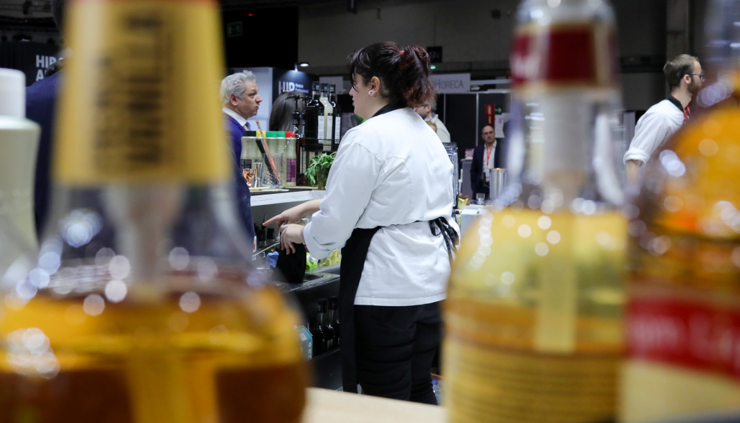 Archivo - Una camarera trabajando en un bar de Madrid