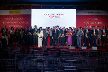 Archivo - El ministro de Agricultura, Pesca y Alimentación, Luis Planas (C), preside el acto de la 37ª edición de los premios Alimentos de España, en el Teatro Real