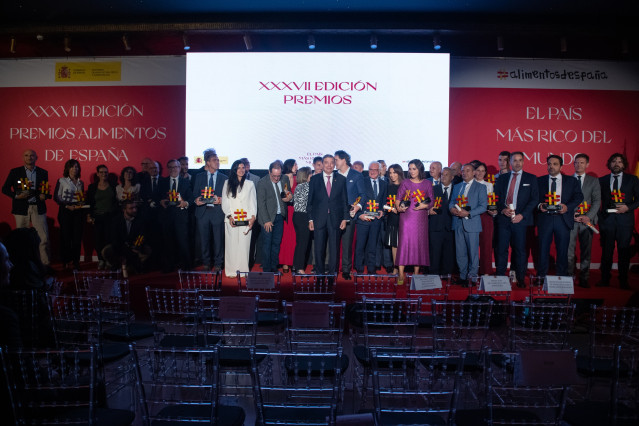 Archivo - El ministro de Agricultura, Pesca y Alimentación, Luis Planas (C), preside el acto de la 37ª edición de los premios Alimentos de España, en el Teatro Real