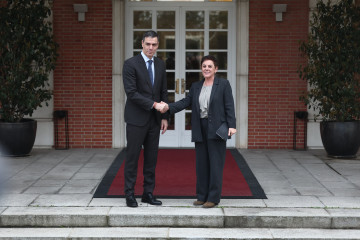 Archivo - El presidente del Gobierno, Pedro Sánchez, recibe a la portavoz de EH Bildu en el Congreso, Mertxe Aizpurua, en el Palacio de la Moncloa, a 13 de marzo de 2025, en Madrid (España).