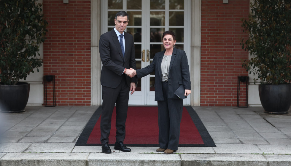 Archivo - El presidente del Gobierno, Pedro Sánchez, recibe a la portavoz de EH Bildu en el Congreso, Mertxe Aizpurua, en el Palacio de la Moncloa, a 13 de marzo de 2025, en Madrid (España).