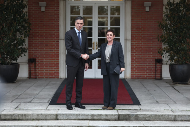 Archivo - El presidente del Gobierno, Pedro Sánchez, recibe a la portavoz de EH Bildu en el Congreso, Mertxe Aizpurua, en el Palacio de la Moncloa, a 13 de marzo de 2025, en Madrid (España).