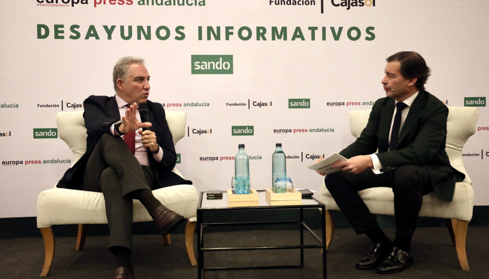 El vicesecretario de Política Autonómica y Local y Análisis Electoral del PP y diputado en el Congreso, Elías Bendodo (i), durante el turno de preguntas a cargo del delegado de Europa Press Andalu