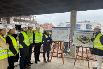 La ministra de Vivienda y Agenda Urbana, Isabel Rodríguez, visita las obras de construcción de una promoción de 159 viviendas asequibles en Illescas