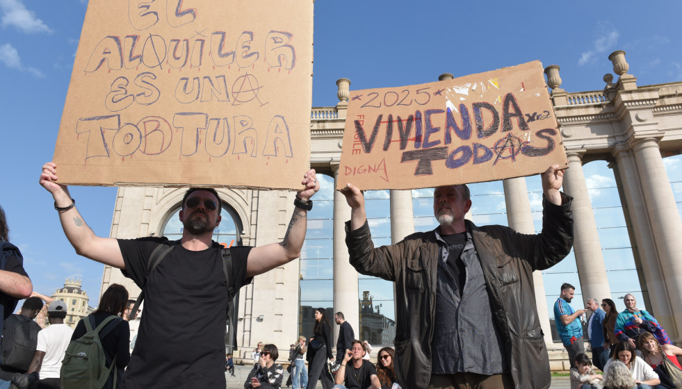 Archivo - Decenas de personas durante una manifestación por la vivienda en Barcelona