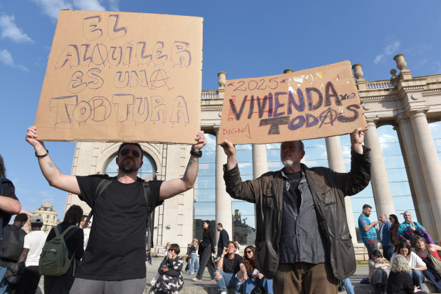 Archivo - Decenas de personas durante una manifestación por la vivienda en Barcelona