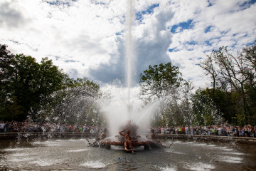 Archivo - Decenas de personas disfrutan del encendido de las fuentes en los jardines del Palacio de la Granja de San Ildefonso, a 30 de mayo de 2024, en La Granja de San Ildefonso, Segovia, Castilla y
