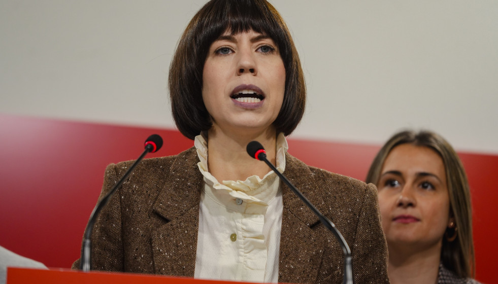 La secretaria general del PSPV-PSOE y ministra de Ciencia, Innovación y Universidades, Diana Morant (i), acompañada de la vicesecretaria general y secretaria de Agenda Urbana del PSPV-PSOE, Tania Ba