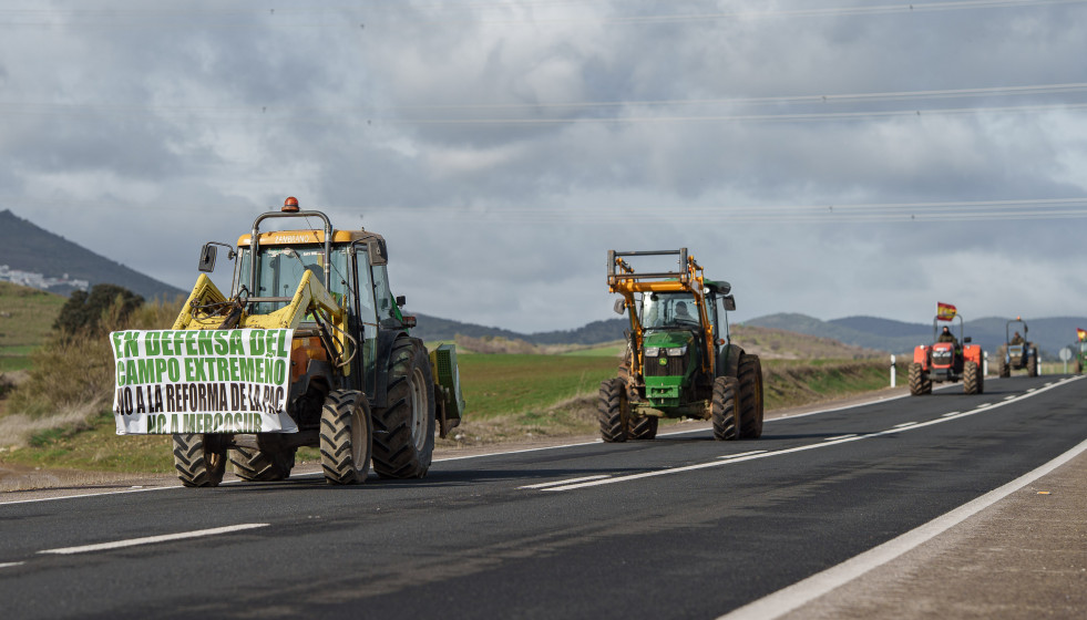Varios tractores circulan por la N-403 dirección Zafra durante una concentración