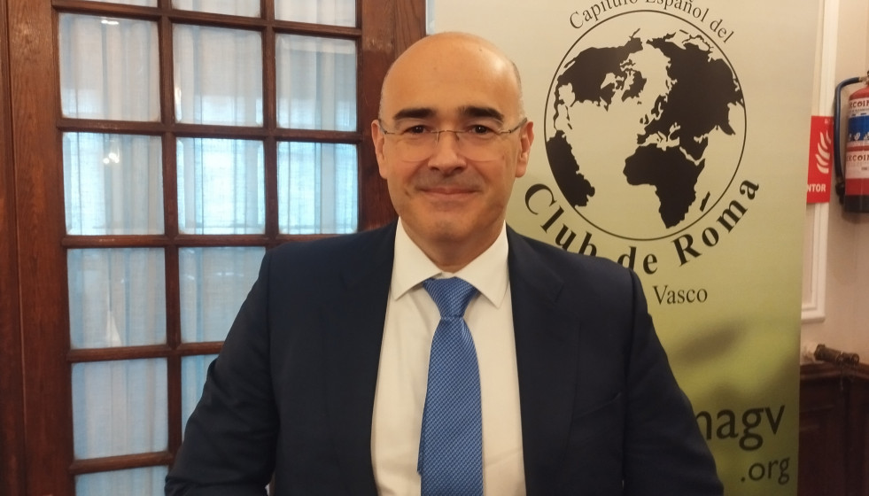 El consejero delegado de Kutxabank, Eduardo Ruiz de Gordejuela, en un encuentro del Club de Roma en Bilbao.