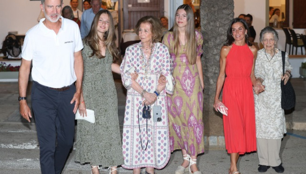 Archivo - Felipe VI, la princesa de Asturias, la reina Sofía, la infanta Sofía, la reina Letizia y la princesa Irene de Grecia en el Portixol
