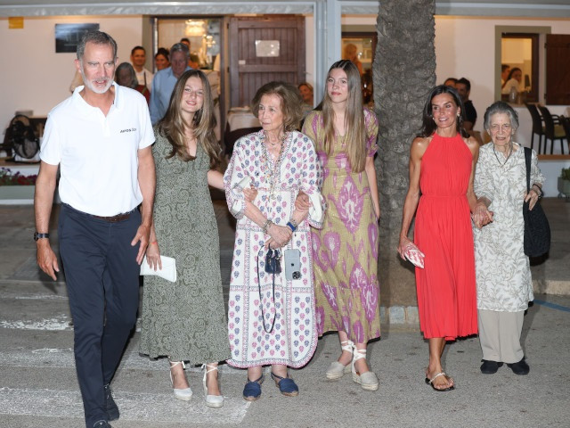 Archivo - Felipe VI, la princesa de Asturias, la reina Sofía, la infanta Sofía, la reina Letizia y la princesa Irene de Grecia en el Portixol