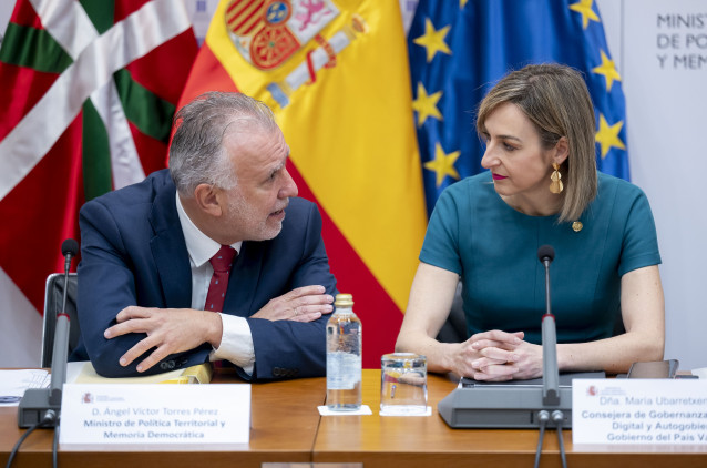 El ministro de Política Territorial y Memoria Democrática, Ángel Víctor Torres, junto a la consejera de Gobernanza, Administración Digital y Autogobierno del Gobierno Vasco, Maria Ubarretxena, este viernes en Madrid.