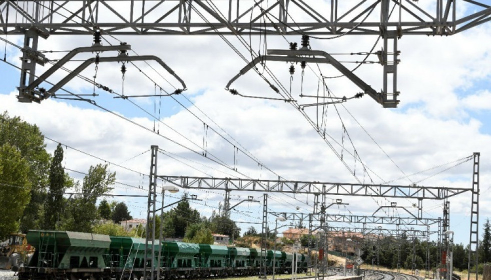 Archivo - Catenaria sobre una vía de tren