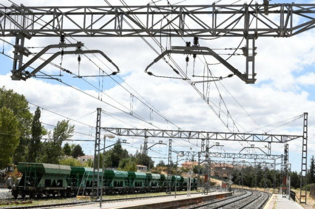 Archivo - Catenaria sobre una vía de tren