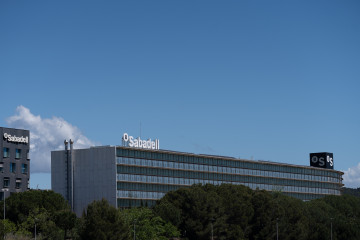 Archivo - Exterior de la sede de Banco Sabadell, a 17 de abril de 2025, en Barcelona, Cataluña (España).