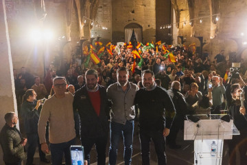 El presidente de Vox, Santiago Abascal, y los candidatos Alejandro Nolasco y David Arranz en el mítin de Fraga.