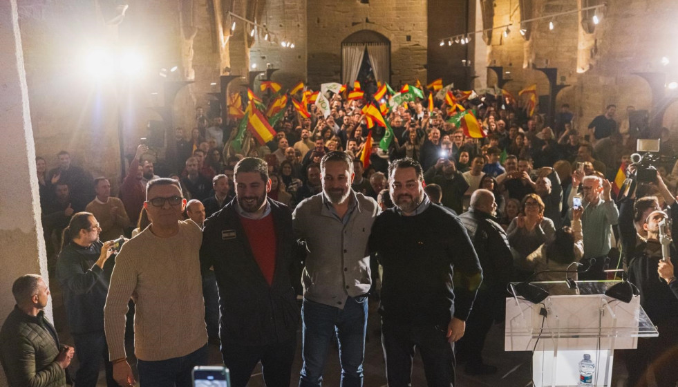 El presidente de Vox, Santiago Abascal, y los candidatos Alejandro Nolasco y David Arranz en el mítin de Fraga.