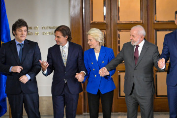 EuropaPress 6389626 06 december 2024 uruguay montevideo l r argentinas president javier milei