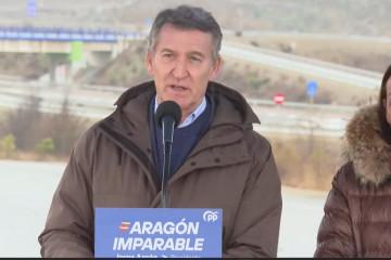 El presidente del PP, Alberto Núñez Feijóo, junto a la número 1 del PP por Huesca a las elecciones del 8F, Carmen Susín.