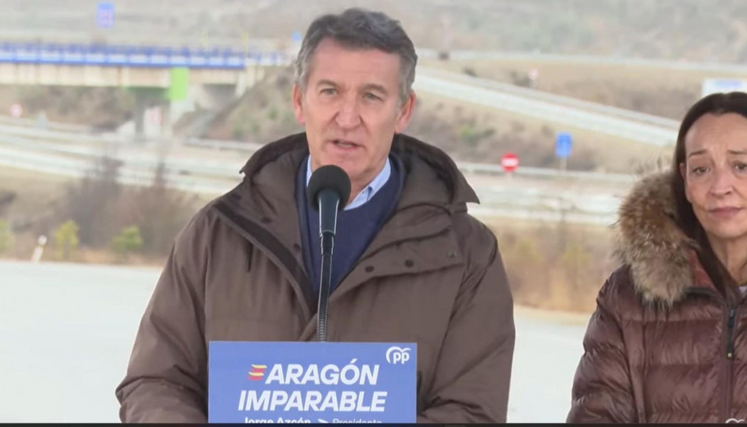 El presidente del PP, Alberto Núñez Feijóo, junto a la número 1 del PP por Huesca a las elecciones del 8F, Carmen Susín.