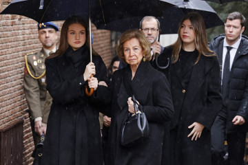 La Reina Doña Sofía junto a sus nietas, la Princesa Leonor y la Infanta Sofía, llegan a la Catedral Ortodoxa Griega de San Andrés y San Demetrio, de Madrid.