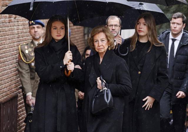 La Reina Doña Sofía junto a sus nietas, la Princesa Leonor y la Infanta Sofía, llegan a la Catedral Ortodoxa Griega de San Andrés y San Demetrio, de Madrid.