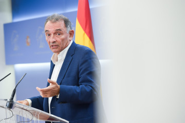 Archivo - El portavoz parlamentario de Izquierda Unida y diputado del Grupo Plurinacional Sumar, Enrique Santiago, ofrece una rueda de prensa para presentar una iniciativa parlamentaria, en el Congres