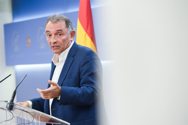 Archivo - El portavoz parlamentario de Izquierda Unida y diputado del Grupo Plurinacional Sumar, Enrique Santiago, ofrece una rueda de prensa para presentar una iniciativa parlamentaria, en el Congreso de los Diputados, a 22 de septiembre de 2023, en Madr