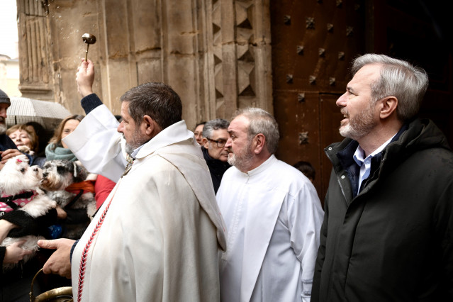 El presidente del Gobierno de Aragón, Jorge Azcón, en el acto de bendición de personas y animales en la iglesia parroquial de San Pablo Apóstol de Zaragoza.
