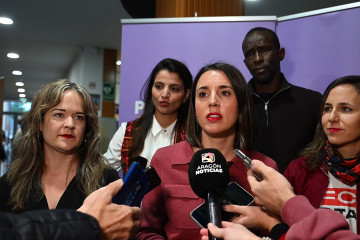 La secretaria política de Podemos y eurodiputada, Irene Montero, junto a la secretaria general, Ione Belarra, y la candidata de los morados a la Presidencia de Aragón el 8F, María Goikoetxea, este 