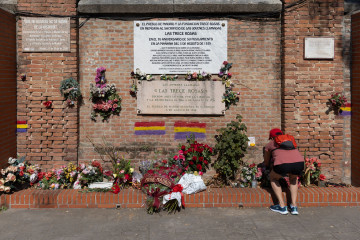 Archivo - Una persona coloca flores, durante el homenaje a Las Trece Rosas, en el Cementerio del Este, a 5 de agosto de 2025, en Madrid