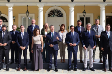 Archivo - Foto de familia, el presidente del PP, Alberto Núñez Feijóo, junto a los barones del PP, al llegar a una reunión con los presidentes autonómicos del Partido Popular, en el Palacio de lo
