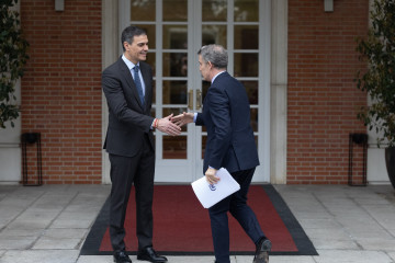 Archivo - El presidente del Gobierno, Pedro Sánchez (i), recibe al presidente del Partido Popular, Alberto Núñez Feijóo (d), en el Palacio de la Moncloa, a 13 de marzo de 2025, en Madrid (España)